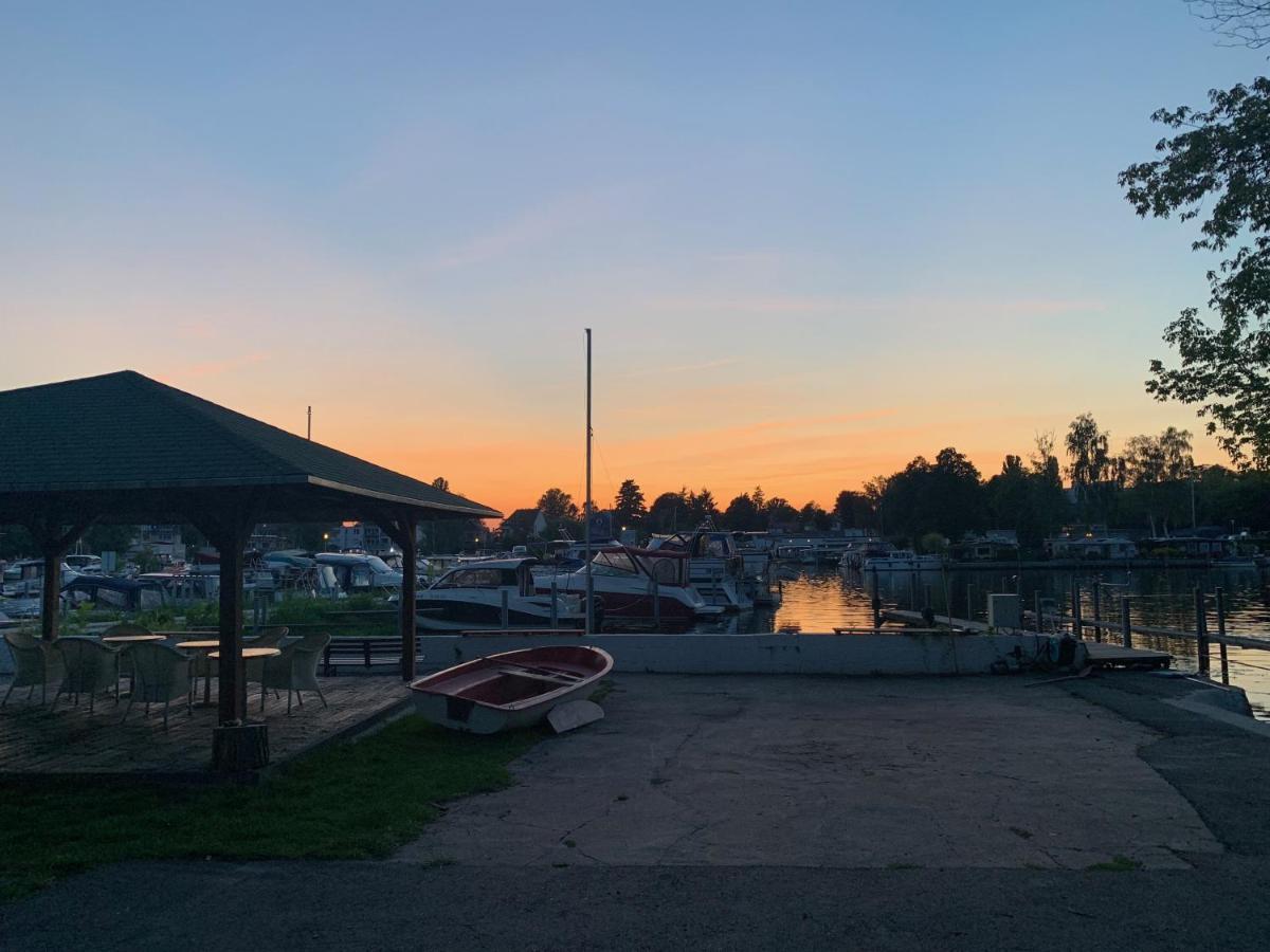 Tiny House Oder Ferienwohnung Auf Der Sunset Marina Берлин Экстерьер фото